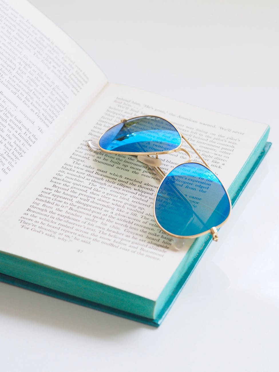 close up photography of sunglasses